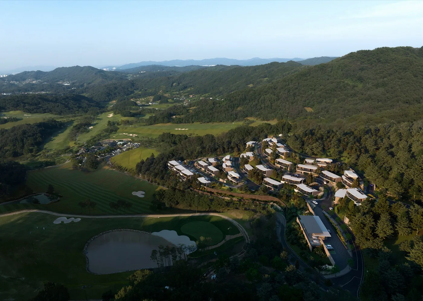 골프 코스와 능선 사이 계단식 지형에 자리한 세레니티 골프 앤 리조트 조감도